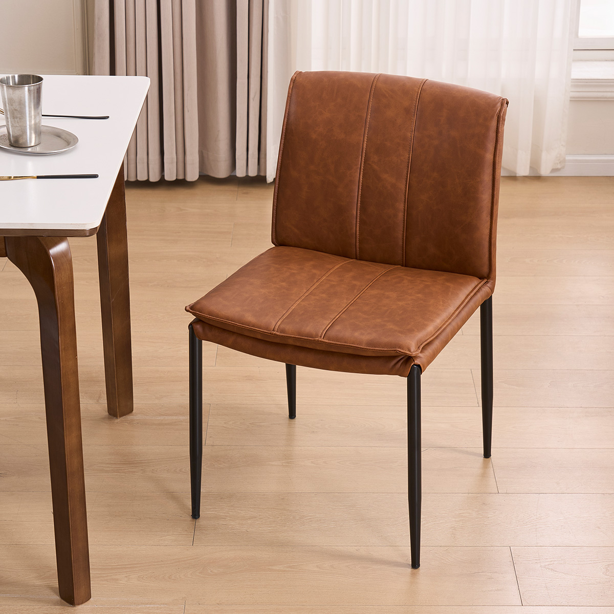 PU sans bras à manger rembourrée de chaise latéral avec des jambes en métal noir