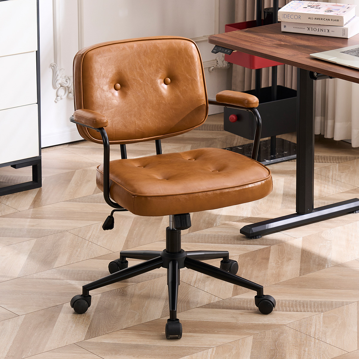 Chaise de bureau PU Ergonomic Brown / Black Hight avec des accoudoirs