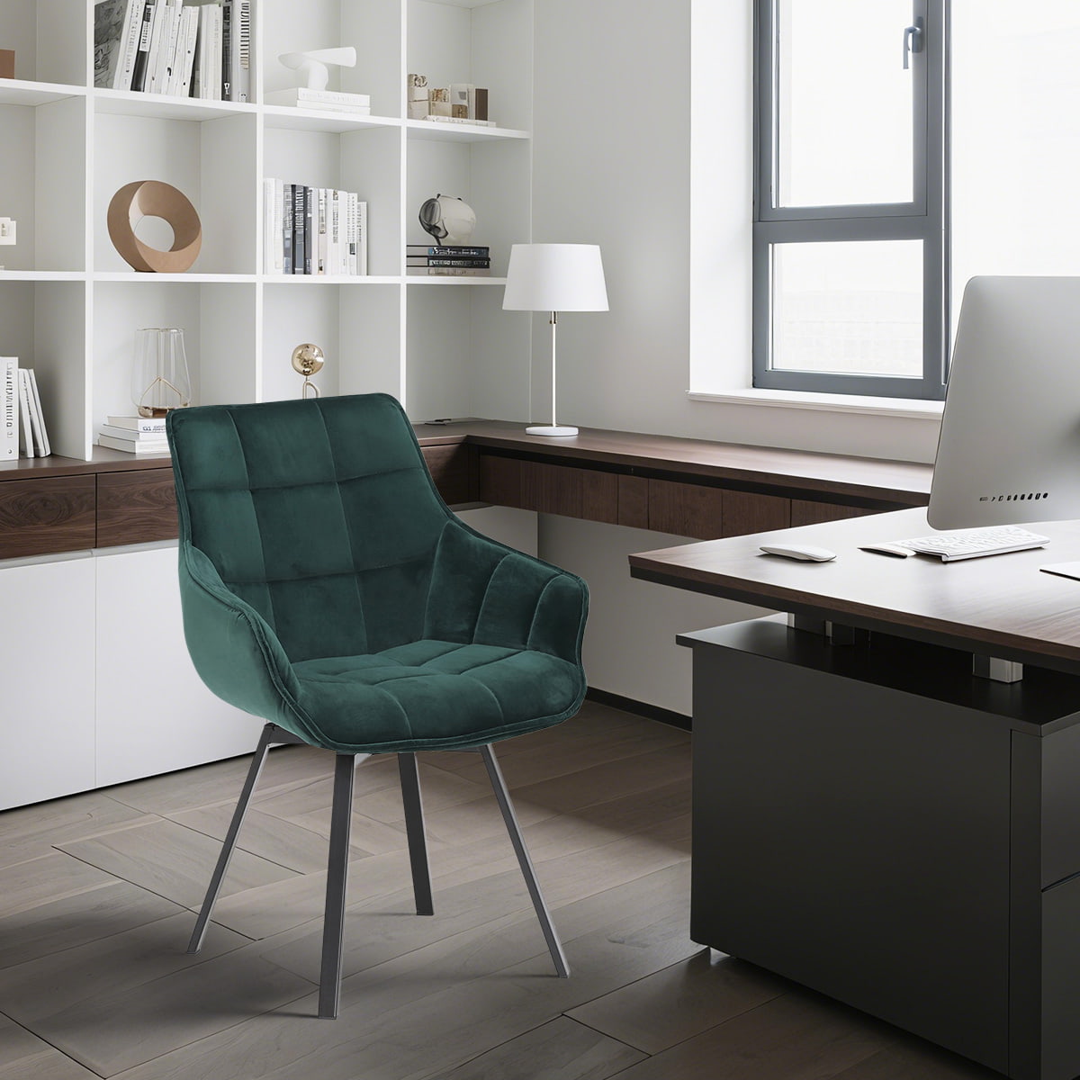 Chaise de salle à manger pivotante en velours vert avec des jambes en métal noir - un rembourrage de style cocon