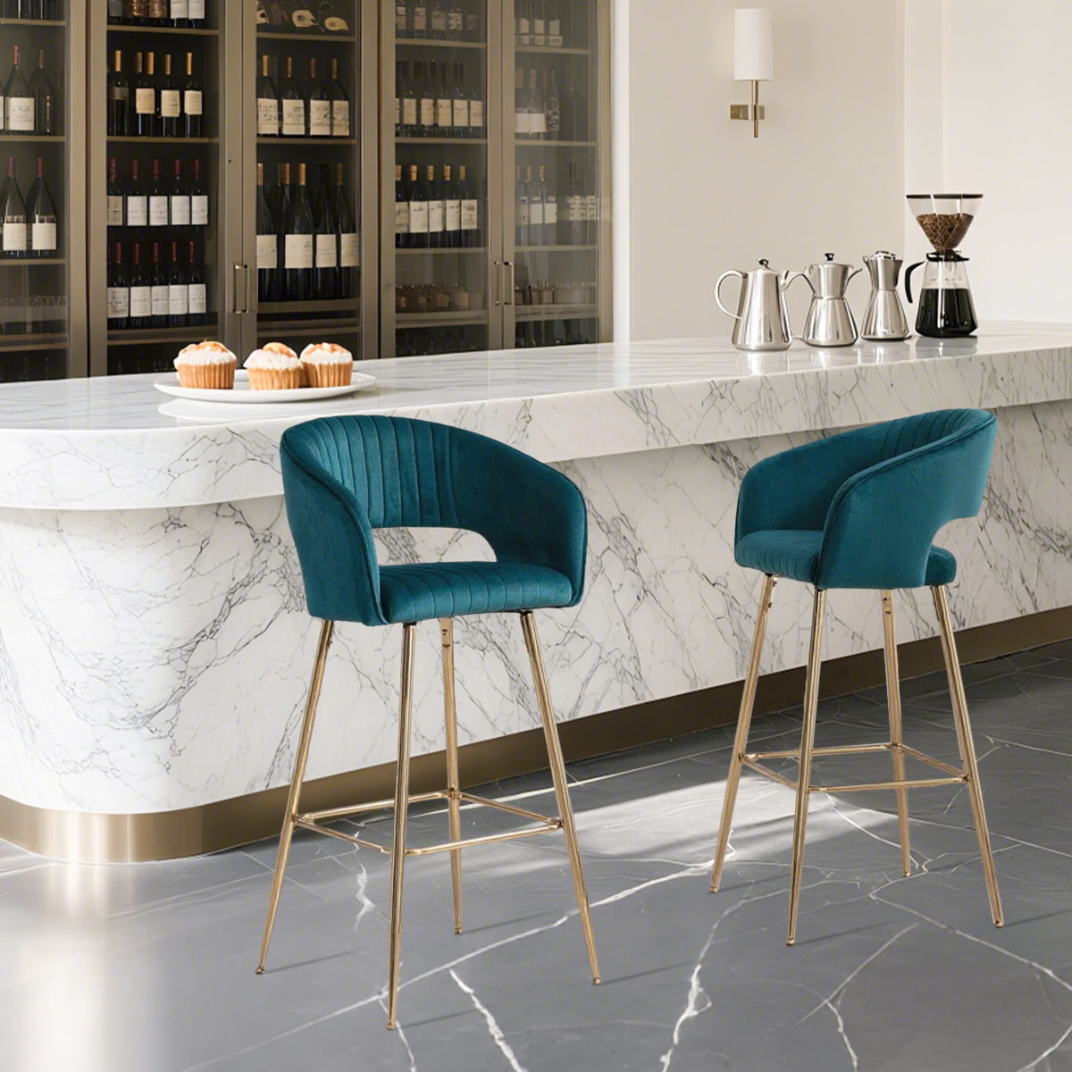 Tabourets de bar en velours moderne avec des jambes dorées et repose-pied, chaises de comptoir rembourrées tuftées