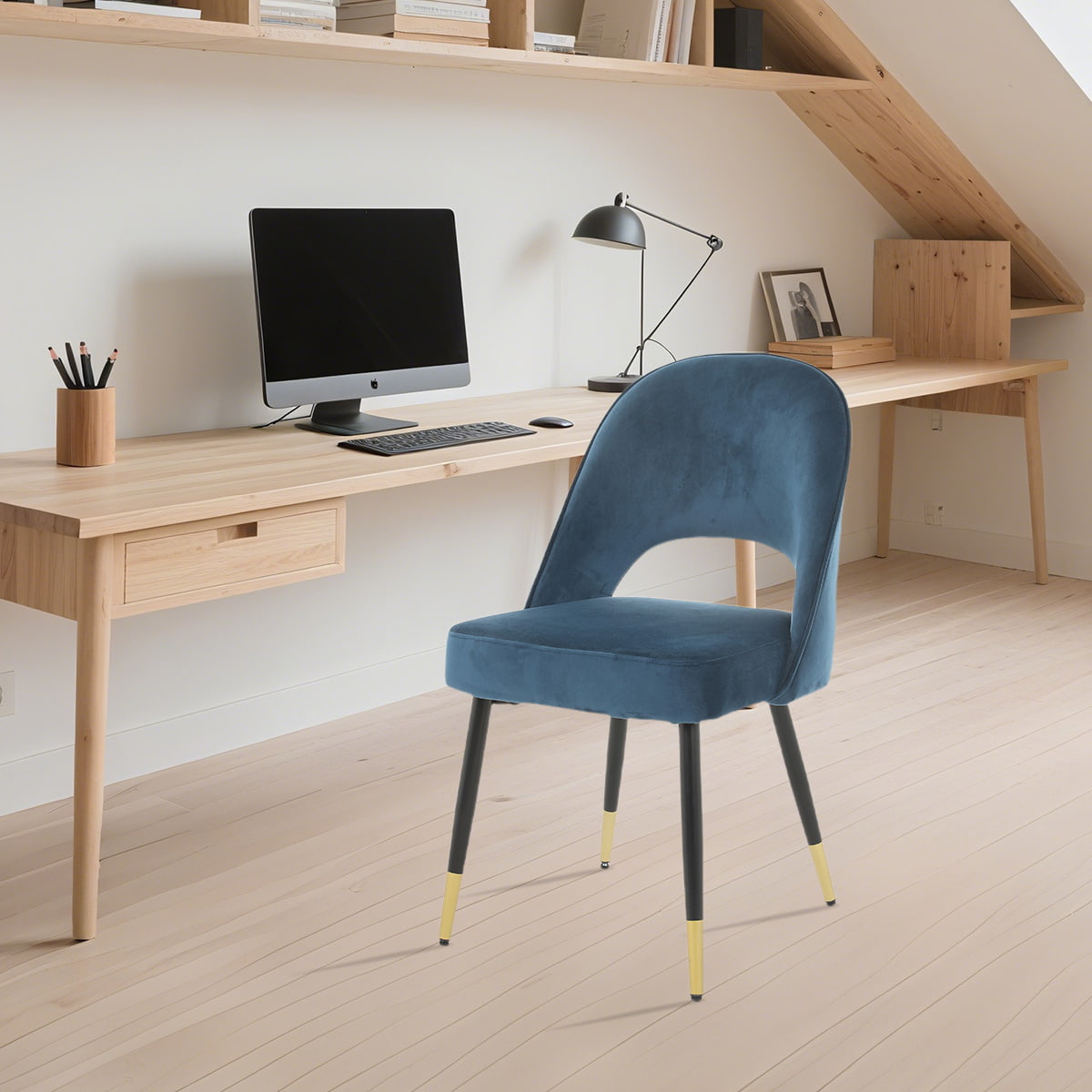 Chaise à manger moderne en velours bleu avec dos creux et jambes en métal à pointe or - chaise d'accent rembourré sans bras pour salle à manger, bureau ou vanité