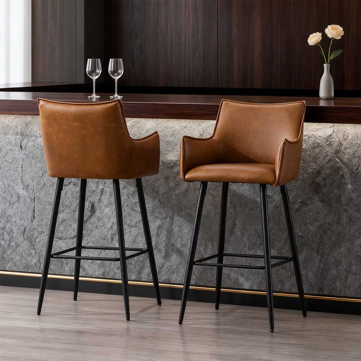 Tabouret de bar moderne en cuir PU marron avec accoudoirs et dossier — Chaise de bar rembourrée à hauteur de comptoir avec pieds en métal noir pour îlot de cuisine, bistro ou bar à la maison