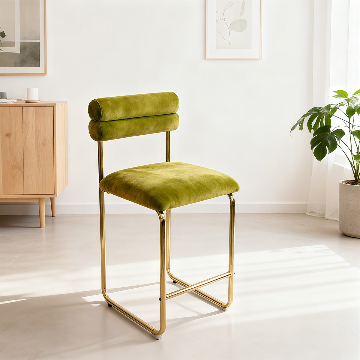 Tabouret de bar moderne minimaliste à hauteur de comptoir rembourré en velours vert avec cadre en métal doré et repose-pieds pour îlot de cuisine, salle à manger, café ou réception